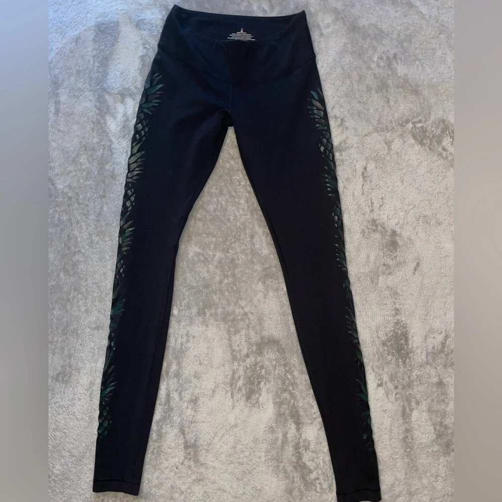 Lululemon Full Length Black Pineapple Side Print Leggings Women’s Size 4